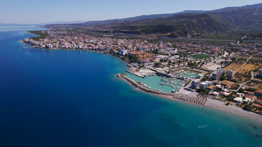 Το κέντρο και η μαρίνα του Ξυλοκάστρου