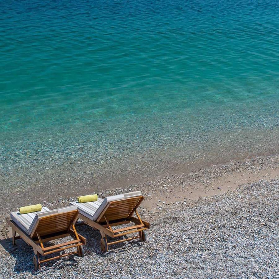 Ξαπλώστρες στα βότσαλα της παραλίας του Ξυλοκάστρου